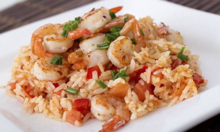 Рецепт риса с креветками, зеленым горошком и перцем