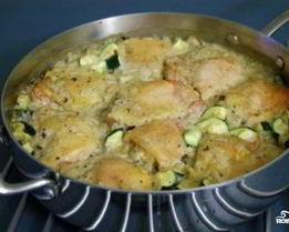 Рис с курицей в соусе в духовке