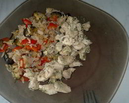 Рис с весенними овощами и куриная грудка в травах