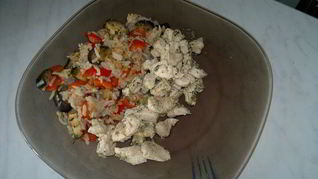 Рис с весенними овощами и куриная грудка в травах