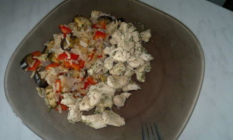 Рецепт риса с весенними овощами и куриная грудка в травах