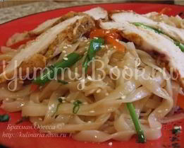 Рисовая лапша с овощами и подкопченной на чайном листе куриной грудкой