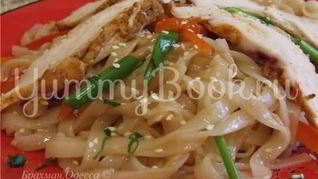 Рисовая лапша с овощами и подкопченной на чайном листе куриной грудкой