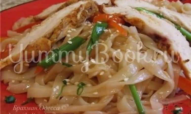 Рецепт рисовой лапши с овощами и подкопченной на чайном листе куриной грудкой