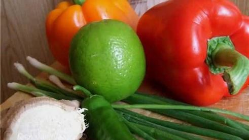 рисовая лапша с овощами и подкопченной на чайном листе куриной грудкой