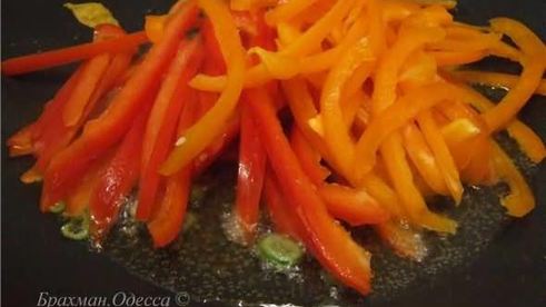 рисовая лапша с овощами и подкопченной на чайном листе куриной грудкой