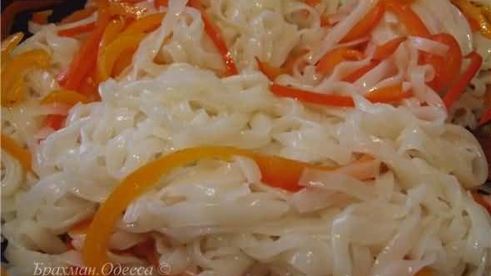 рисовая лапша с овощами и подкопченной на чайном листе куриной грудкой