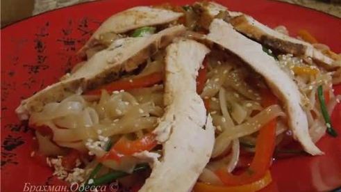 рисовая лапша с овощами и подкопченной на чайном листе куриной грудкой