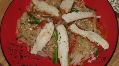 рисовая лапша с овощами и подкопченной на чайном листе куриной грудкой