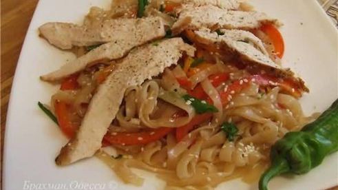 рисовая лапша с овощами и подкопченной на чайном листе куриной грудкой