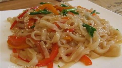 рисовая лапша с овощами и подкопченной на чайном листе куриной грудкой