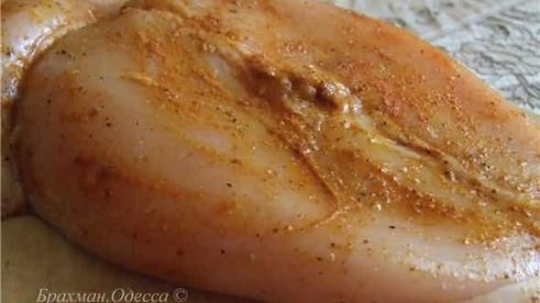 рисовая лапша с овощами и подкопченной на чайном листе куриной грудкой