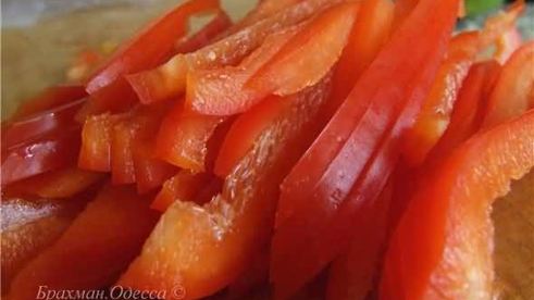 рисовая лапша с овощами и подкопченной на чайном листе куриной грудкой