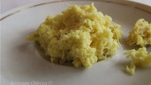 рисовая лапша с овощами и подкопченной на чайном листе куриной грудкой