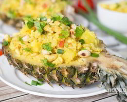 Тайский рис с курицей и ананасом