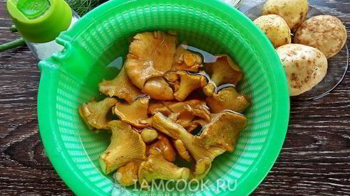 жареная картошка с замороженными грибами