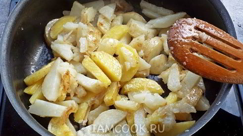 жареная картошка с замороженными грибами