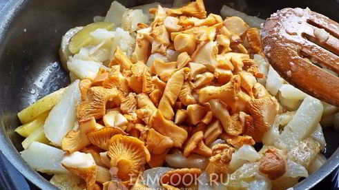 жареная картошка с замороженными грибами