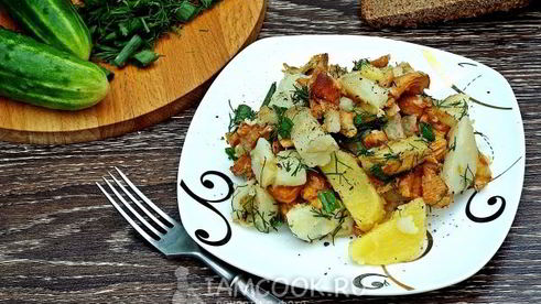 жареная картошка с замороженными грибами