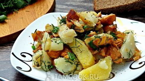 жареная картошка с замороженными грибами