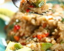 Жареный коричневый рис с овощами и яйцами