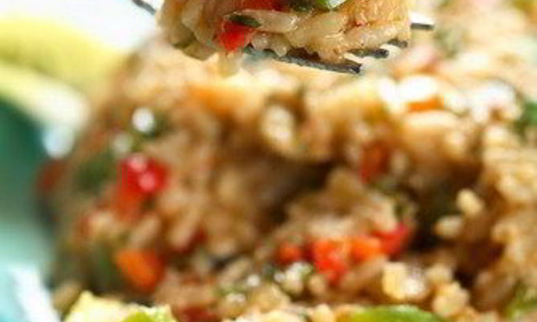 Рецепт жареного коричневого риса с овощами и яйцами