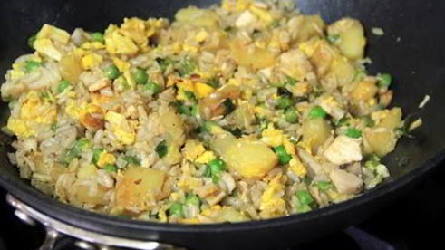 жареный рис с ананасом