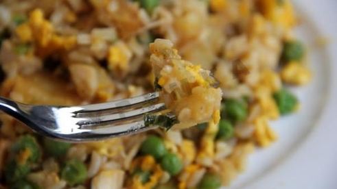 жареный рис с ананасом