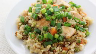 Жареный рис с курицей