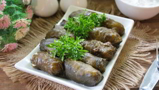 Долма в виноградных листьях