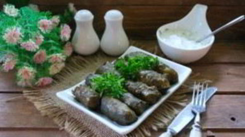 долма в виноградных листьях