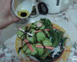 Голубцы с креветками в листьях салата и морской капусте