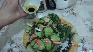 Голубцы с креветками в листьях салата и морской капусте