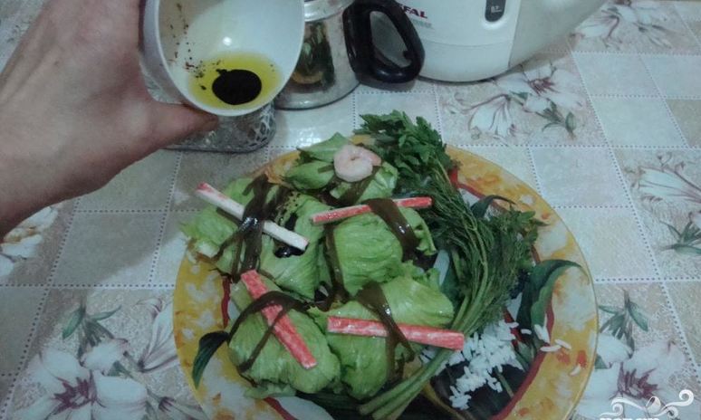 Рецепт голубцов с креветками в листьях салата и морской капусте