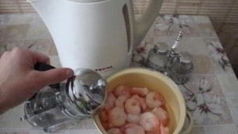 голубцы с креветками в листьях салата и морской капусте