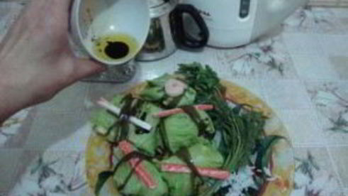 голубцы с креветками в листьях салата и морской капусте