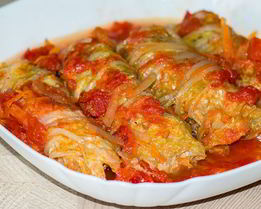 Простые голубцы из пекинской капусты в томатном соусе