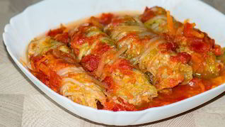 Простые голубцы из пекинской капусты в томатном соусе