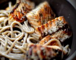 Гречневая лапша с красной рыбой в сырном соусе