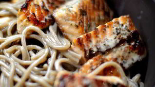 Гречневая лапша с красной рыбой в сырном соусе