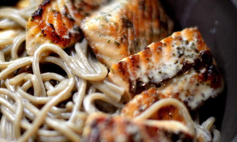 Рецепт гречневой лапши с красной рыбой в сырном соусе