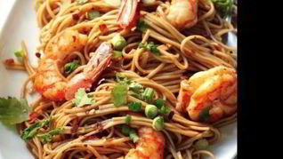 Гречневая лапша с креветками, чесноком и зеленью