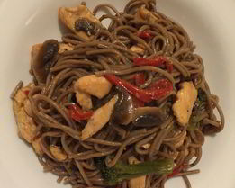 Гречневая лапша с курицей и овощами