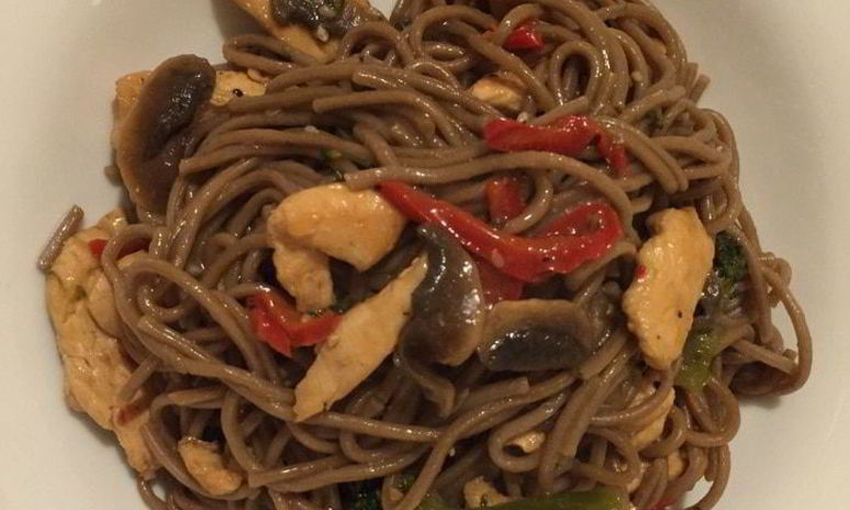 Рецепт гречневой лапши с курицей и овощами