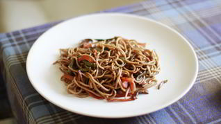 Гречневая лапша с овощами и креветками