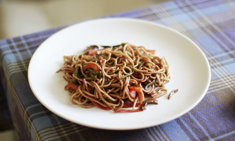 Рецепт гречневой лапши с овощами и креветками