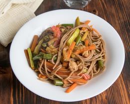 Гречневая лапша с овощами и курицей