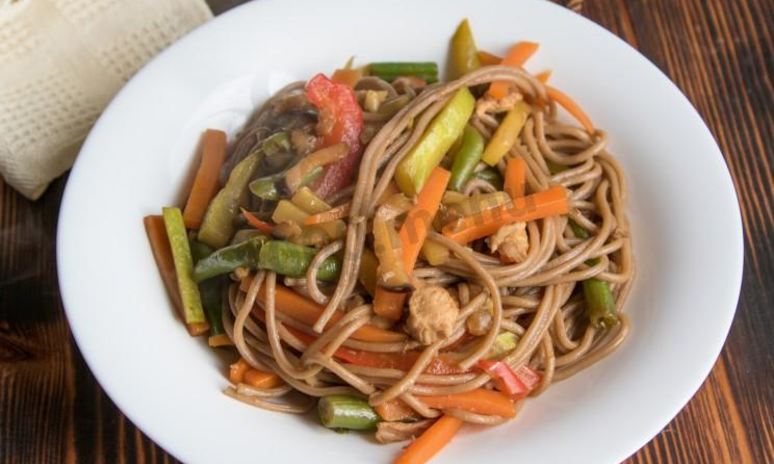 Рецепт гречневой лапши с овощами и курицей