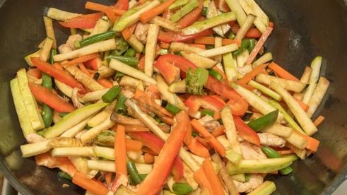 гречневая лапша с овощами и курицей