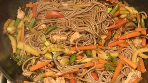 гречневая лапша с овощами и курицей